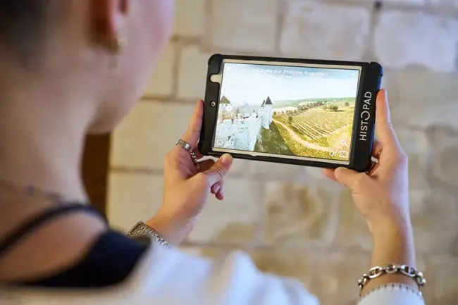Visite immersive avec HistoPad à la Forteresse royale de Chinon © Stévens Frémont 