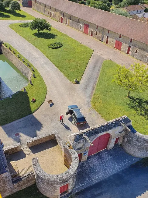 Vue cour principale du Château de Saveilles © Château de Saveilles