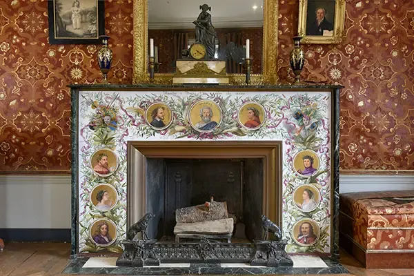 Chambre de Lamartine, cheminée des poètes peinte par Marianne au Château de Saint-Point © Château de Lamartine