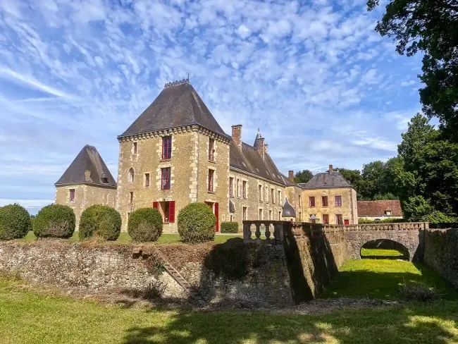 Façade classique ©Château des Feugerets