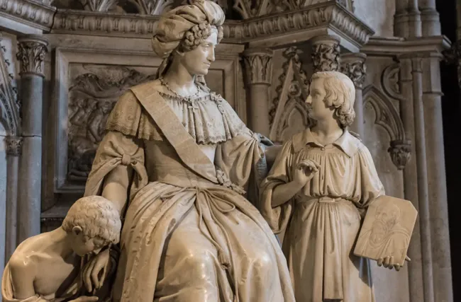 Abbaye d'Hautecombe, la statue de la reine Marie Chritine ©Communauté du chemin neuf