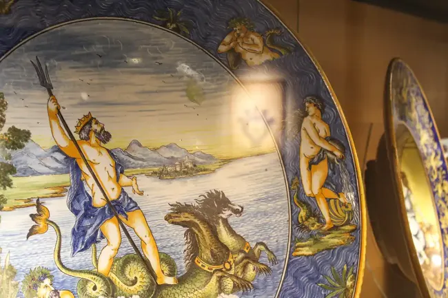 Musée de la Faïence Quimper-Plat Nevers à scène mythologique ©Jérémy Varoquier