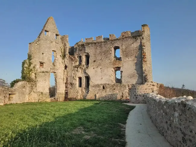 Forteresse d'Angle sur l'Anglin,cour principale ©SAS Deltour