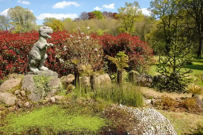 Les espaces familles, le jardin préhistorique ©Calips