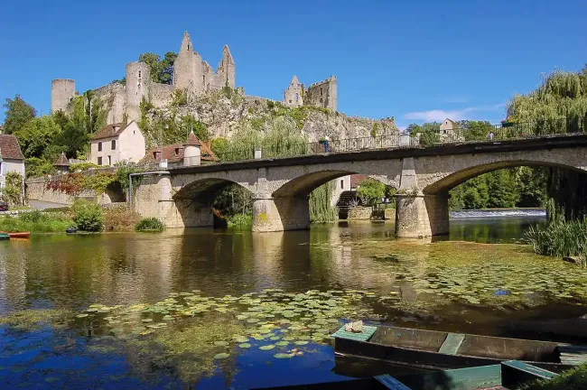 Forteresse d'Angle sur l'Anglin,forteresse vue du pont ©SAS Deltour