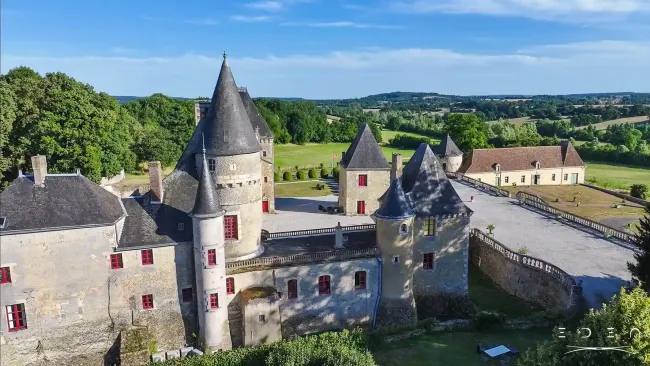 Vue des courtines du château des Feugerets © Eden drone Normandie