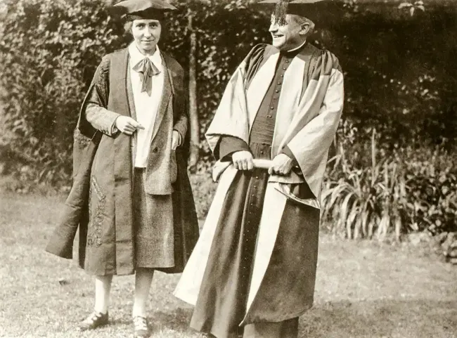 Roc au sorcier- Dorothy Garrod et l'abbé Breuil © Musée d'archéologie nationale fonds Saint-Mathurin - Domaine public