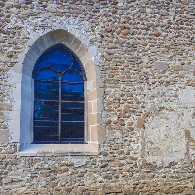 Fenêtre romane de l'époque bénédictine du Prieuré de Charrière  © Patrimoine Castelneuvois