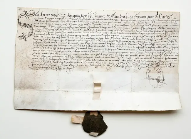 Acte de vente sur parchemin, 1590 © Joelle Laurençon