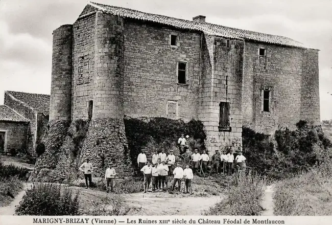 Carte postale ancienne figurant la maison forte de Montfaucon © Philippe Dubois