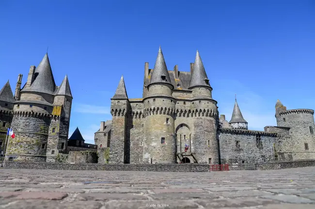 Façade du château des barons ©Manon Savatte