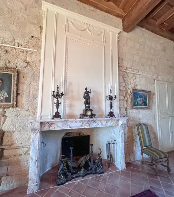 Cheminée du salon du Château de Flamarens. ©Mh Gadel