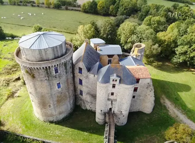 Le château de saint Mesmin, vue aérienne © Caroline TORRES FROMETA
