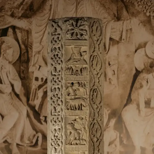 La colonne du zodiaque du Grand site clunisien de Souvigny © Grand Site Clunisien de Souvigny