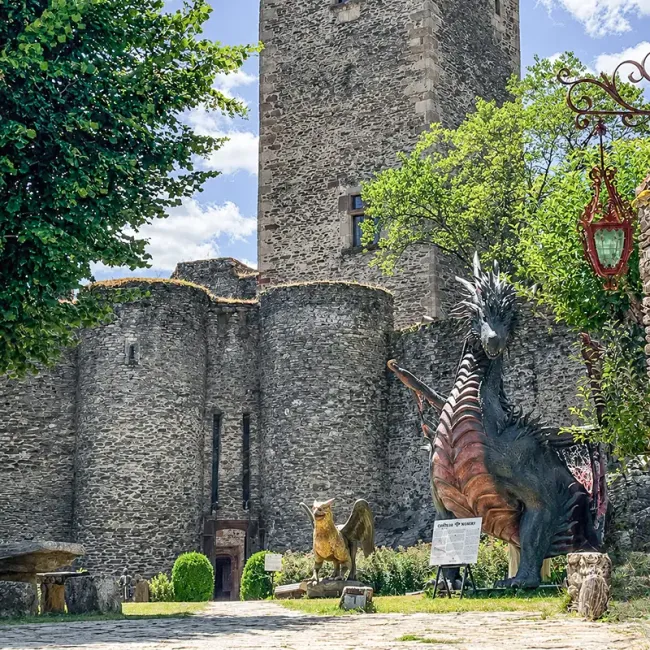 Esplanade du Château de Belcastel © Valérie Girard