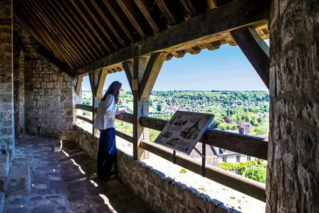 Le chemin de ronde de la Tour César de Provins © Lucie Page
