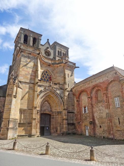 Façades de l'église et du prieuré de Souvigny © Grand Site Clunisien de Souvigny