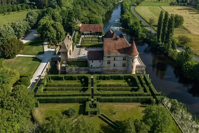 Vue aérienne du Château et des Jardins de Losse © Déclic&Décolle