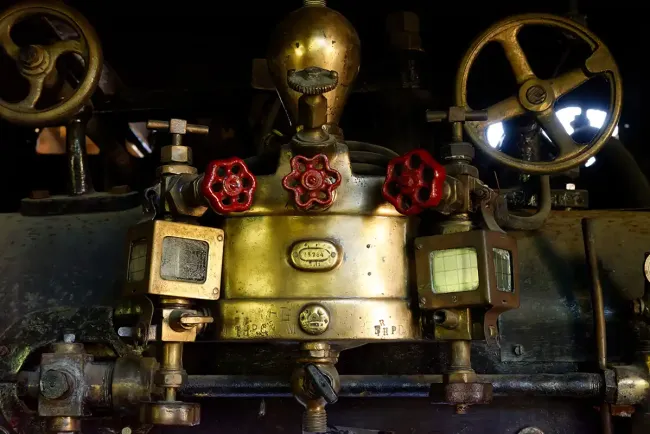 À l'intérieur d'une locomotive au musée vivant du chemin de fer © J. Rauzier
