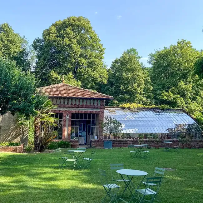 Vue extérieure de l'orangerie et de la serre © Marie Deramecourt
