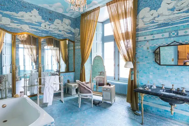 Salle de bains en mosaïque du domaine de Candé © Stevens Fremont