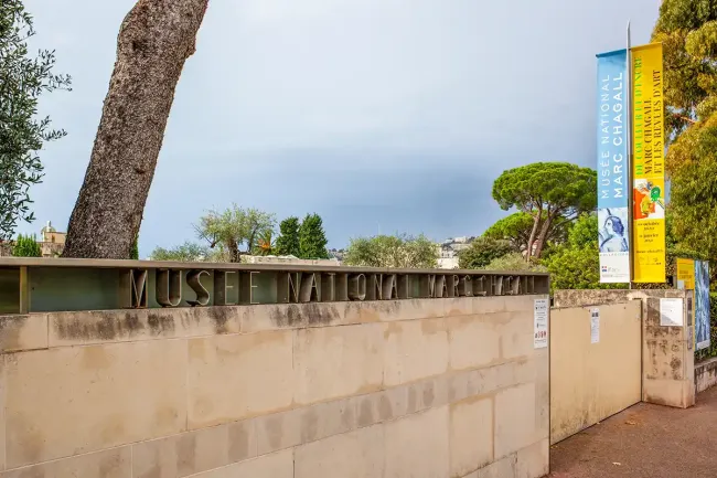 Entrée du musée national Marc Chagall © Musées nationaux du XXe siècle des Alpes-Maritimes / Gilles Erhentrant