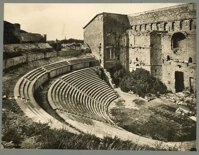 Le théâtre antique d’Orange au XIXème siècle © Aura Monuments d’Orange
