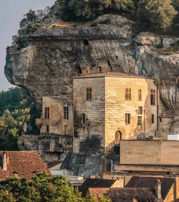 Ancien château des Eyzies devenu le musée national de Préhistoire © Maxime Villaeyx / MNP