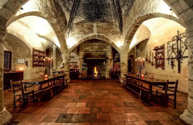 La cuisine à foyer centrale du château de Montreuil-Bellay © Marie-Guilhem de Valbray