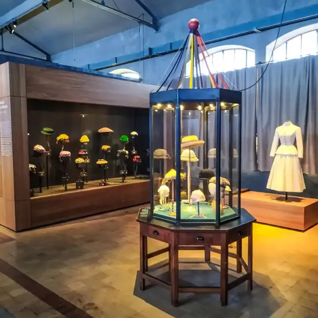 La galerie mode de l'atelier-musée Chapeau © Yvan Perreton