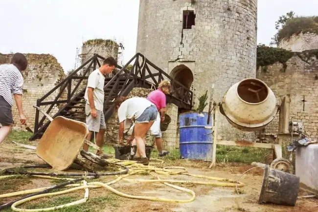 Chantier des remparts du château de Coudray-Salbart © David Huret