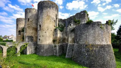Château de Villandraut en Gironde à visiter avec le Pass Patrimoine © MONUDET - CC BY-SA 3.0