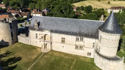 Château d'Assier vue du ciel à visiter dans le Lot avec le Pass Patrimoine © David Bordes CMN