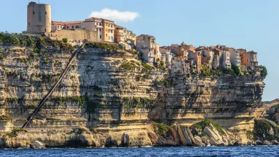Escalier du Roy d'Aragon de Bonifacio à visiter en Corse avec le Pass patrimoine ©Myrabella -CC BY SA 3.0