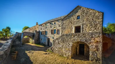 Ferme caussenarde d'autrefois à visiter en Lozère avec le Pass patrimoine ©HPB48150 - CC BY SA 4.0