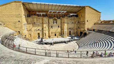 Théâtre Antique d'Orange dans le Vaucluse à visiter avec le Pass Patrimoine ©  gemadrun - AdobeStock 